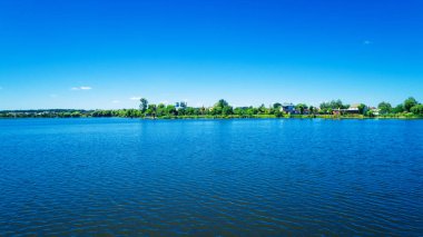 pitoresk orman ve güneşli açık mavi nehir 