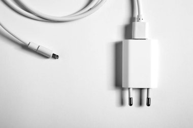 Beyaz arka plan üzerinde kablo telefon şarj