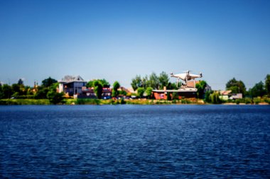 plaj üzerinde mavi gökyüzünde uçan quadcopter dron