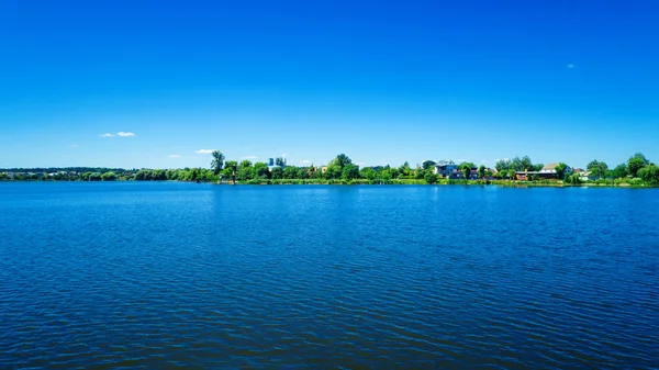 风景如画的森林和湛蓝清澈的河水在晴朗的日子里 — 图库照片