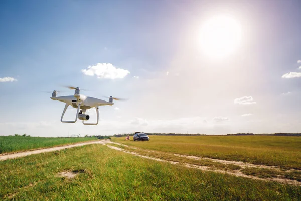Dron Quadcopter Volando Cielo Azul Sobre Campo Verde —  Fotos de Stock