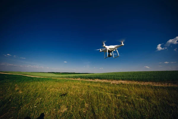 Quadcopter Bordó Zöld Mező Repül Kék — Stock Fotó