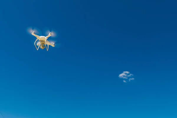 Drohne Fliegt Sonnigem Tag Bei Blauem Himmel — Stockfoto