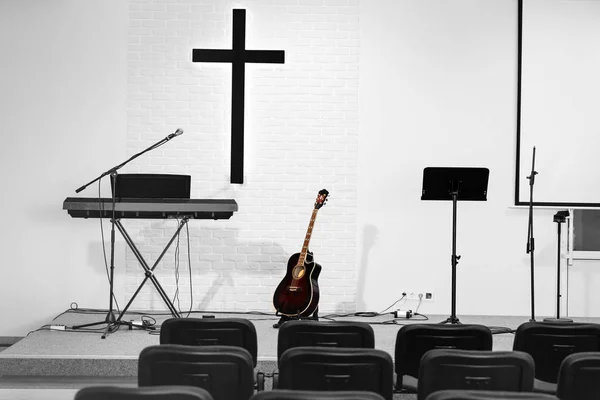 Micrófono Guitarra Auditorio Con Asientos Pared Blanca — Foto de Stock