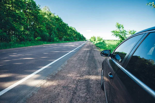 Coche Negro Carretera Asfalto Verano Cielo Puesta Sol —  Fotos de Stock