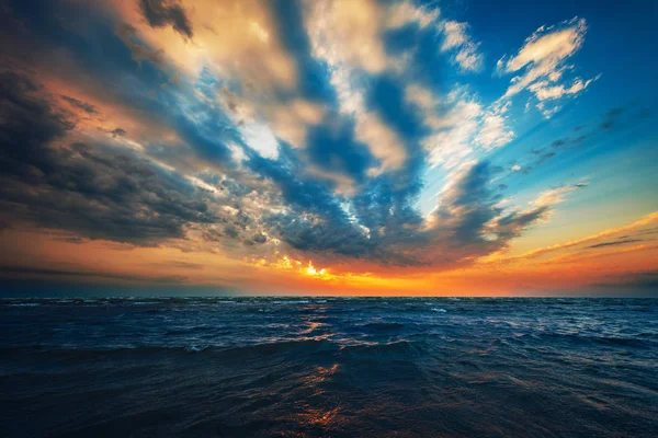 Hermosa Puesta Sol Mar Nubes Coloridas Dramáticas — Foto de Stock