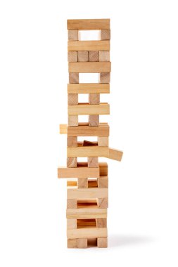 Tahta bloklar beyaz arka plan üzerinde izole kuleden 