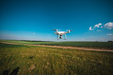 yeşil alan üzerinde uçan quadcopter dron