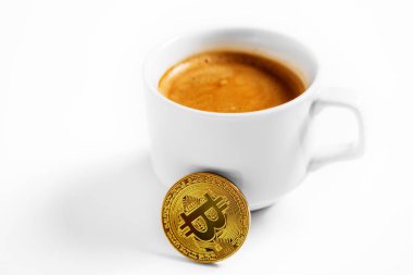Cryptocurrency altın bitcoin beyaz bir arka plan üzerinde izole kahve Kupası