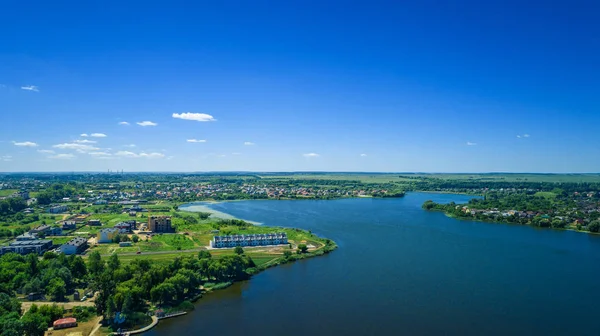 Pitoresk orman ve nehir güneşli 