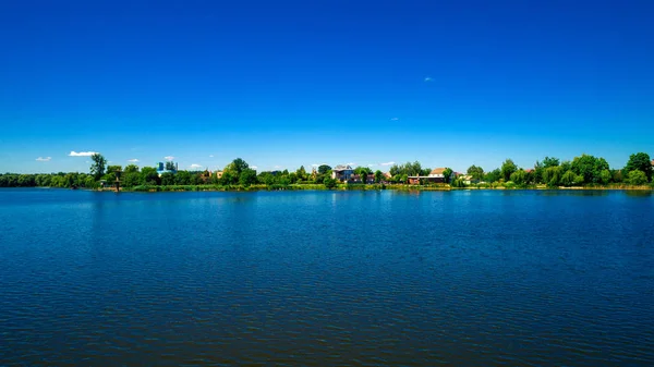 Pitoresk orman ve nehir güneşli 