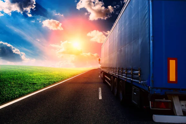 parlak günbatımı gökyüzü karşı karayolu üzerinde kamyon