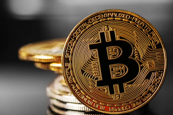 siyah zemin üzerine altın bitcoin