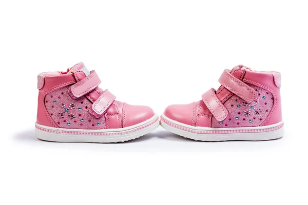 粉红色儿童运动鞋在白色背景下被隔离 — 图库照片
