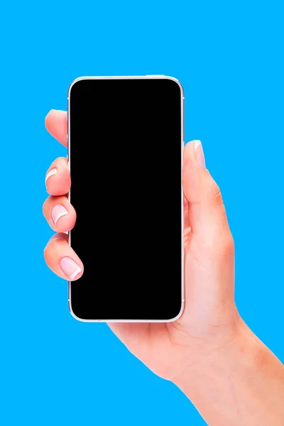 Hand Met Zwarte Smartphone Met Leeg Scherm Blauwe Achtergrond — Stockfoto