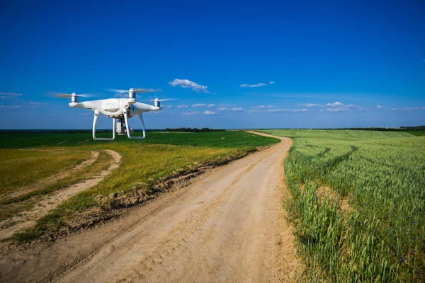 Drone Quadcopter Latające Nad Zielone Pola — Zdjęcie stockowe