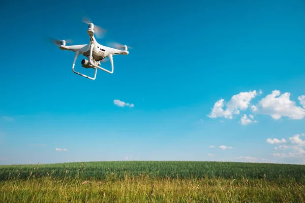 Drone Quadcopter Survolant Champ Vert — Photo