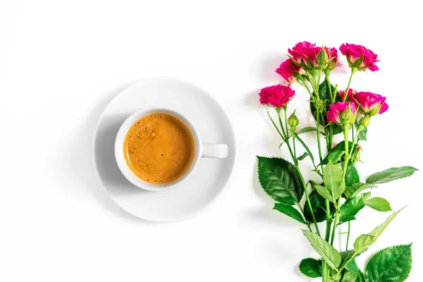 Rosa Rosen Mit Einer Tasse Kaffee Auf Weißem Hintergrund — Stockfoto