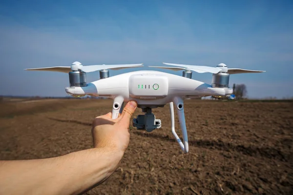 Witte Quadrocopter Handen Van Man Achtergrond Van Groene Weide — Stockfoto