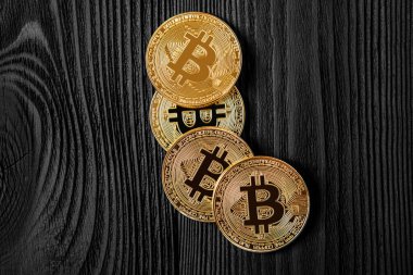 ahşap masa üzerinde elektronik kripto para, altın bitcoin 