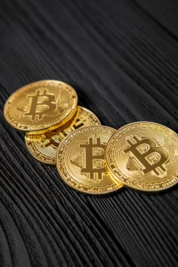 ahşap masa üzerinde elektronik kripto para, altın bitcoin 