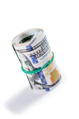 Dolar banknotları beyaz arkaplanda izole