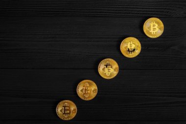 Elektronik kripto para birimi ahşap masa üzerinde bir satır, altın bitcoin 