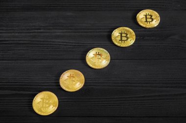 Elektronik kripto para birimi ahşap masa üzerinde bir satır, altın bitcoin 