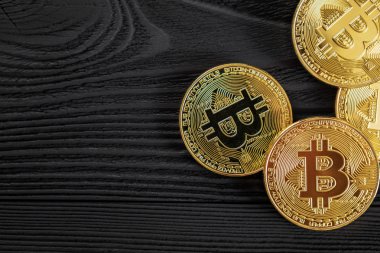 ahşap masa üzerinde elektronik kripto para, altın bitcoin 
