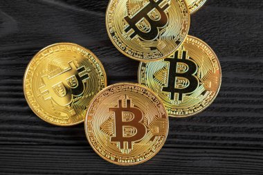 ahşap masa üzerinde elektronik kripto para, altın bitcoin 