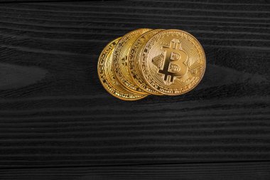 ahşap masa üzerinde elektronik kripto para, altın bitcoin 