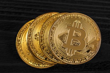 ahşap masa üzerinde elektronik kripto para, altın bitcoin 