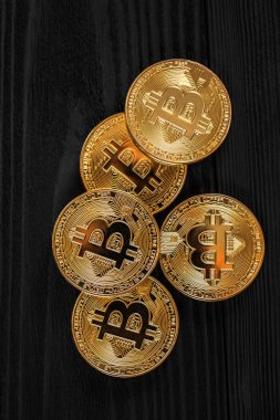 ahşap masa üzerinde elektronik kripto para, altın bitcoin 