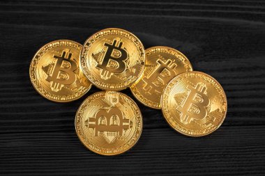 ahşap masa üzerinde elektronik kripto para, altın bitcoin 