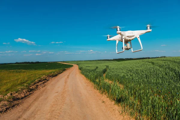 Quadrocopter Drone Branco Campo Milho Verde — Fotografia de Stock