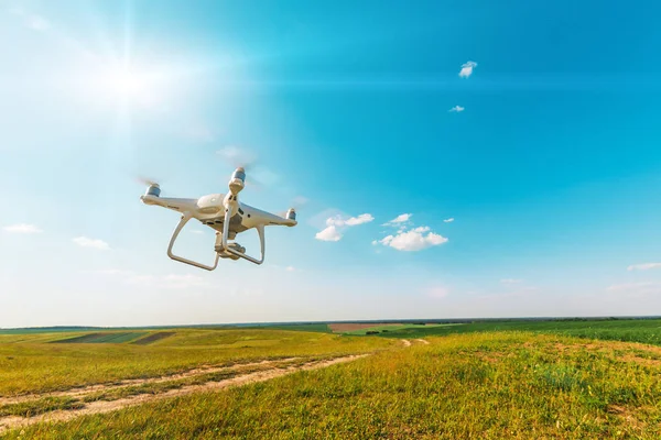 Quadrocopter Drone Branco Campo Milho Verde — Fotografia de Stock