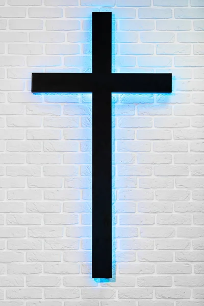 Święty Krzyż Wiszący Biały Mur — Zdjęcie stockowe