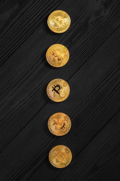 Elektronické Šifrovací Měny Řádku Zlaté Bitcoin Dřevěný Stůl — Stock fotografie