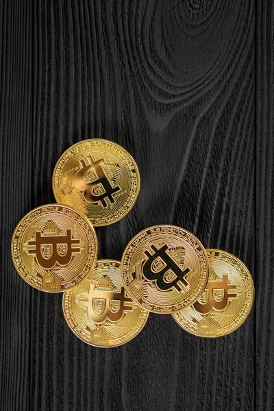 ahşap masa üzerinde elektronik kripto para, altın bitcoin 