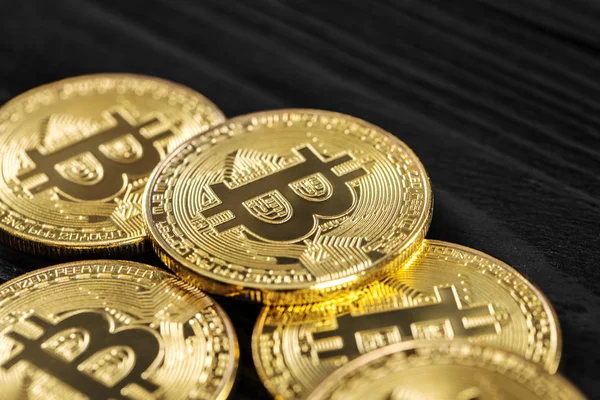 ahşap masa üzerinde elektronik kripto para, altın bitcoin 