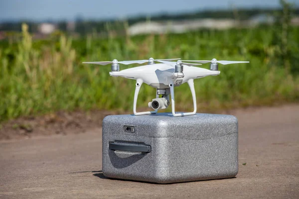 metal kutu kamera ile beyaz quadrocopter