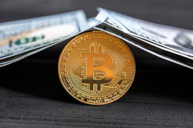 Altın Bitcoin madeni para üzerimizde. Yakın plan. Elektronik kripto para birimi