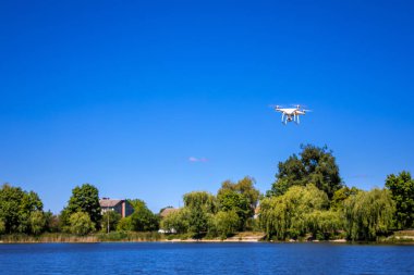 plaj üzerinde dört helikopter robot 