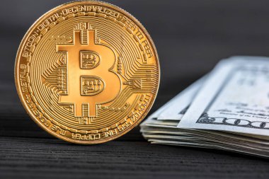 Altın Bitcoin madeni para üzerimizde. Yakın plan. Elektronik kripto para birimi