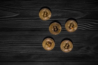 Ahşap masa altın Bitcoin para. Elektronik kripto para