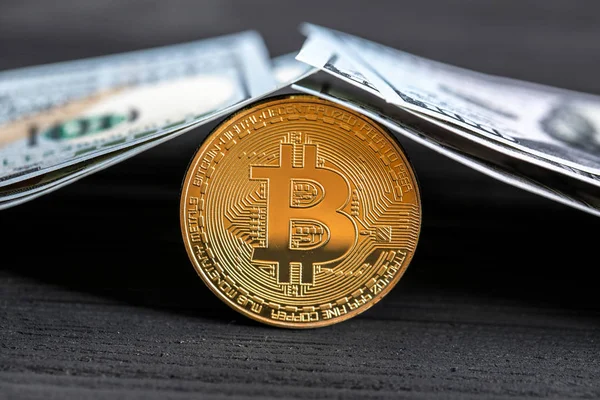 Altın Bitcoin madeni para üzerimizde. Yakın plan. Elektronik kripto para birimi