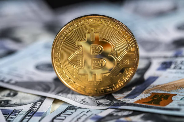 Altın Bitcoin madeni para üzerimizde. Yakın plan. Elektronik kripto para birimi