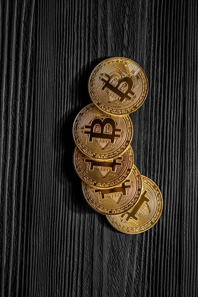 Ahşap masa altın Bitcoin para. Elektronik kripto para