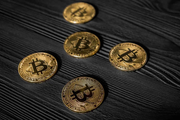 Ahşap masa altın Bitcoin para. Elektronik kripto para