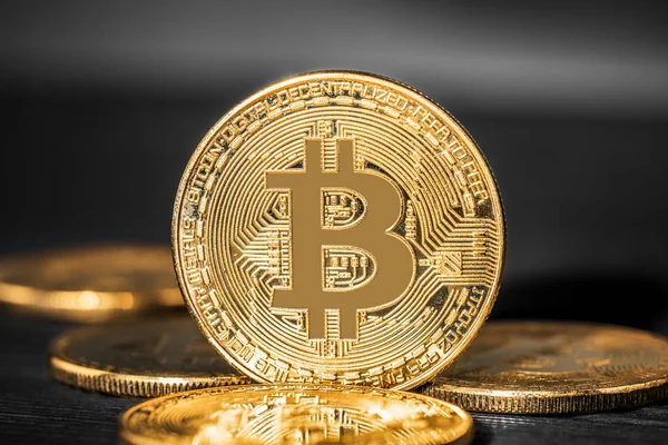 Ahşap masa altın Bitcoin para. Elektronik kripto para
